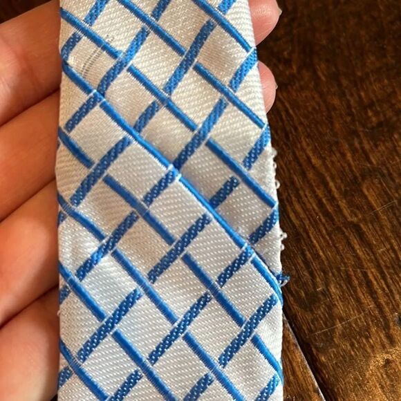 Giorgio
Armani 100% silk tie!  - Picture 5 of 6